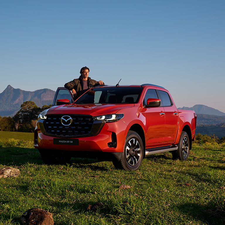 Mazda bt 50 camioneta pickup roja v1